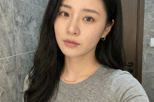 61岁港星自曝内地定居！200万买280㎡历经13年情伤至今未婚无子