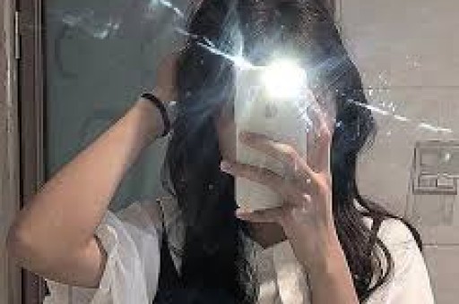 网红晓雪再次爆料李现内幕聊天记录曝光通告单离异身份引发讨论